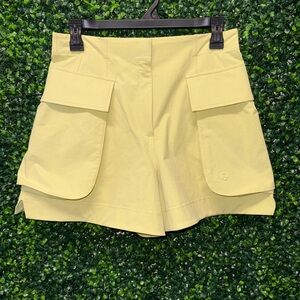 Lululemon NWOT Relaxed-Fit Super-High Rise Cargo Shorts 4” Finch yellow SIZE 6